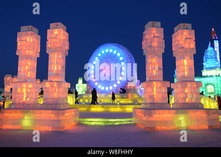 Vista notturna di sculture di ghiaccio alla XXXI Harbin International Ice e Snow Festival di Harbin city, a nord-est della Cina di Provincia di Heilongjiang, 5 gennaio Foto Stock