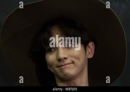 Il cantante e attore Kim Ki-bum, meglio noto con il suo nome di fase chiave, Corea del Sud boy SHINee gruppo partecipa a una conferenza stampa per il 2015 Mnet Asian M Foto Stock