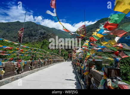 Preghiera tibetano flutter flags nel siero antica Villlage tibetano in Heishui county, Aba (Ngawa) tibetano e Qiang prefettura autonoma, southwest ch Foto Stock