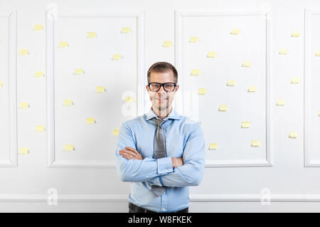 Successo imprenditore bello lavorare nel suo ufficio Foto Stock