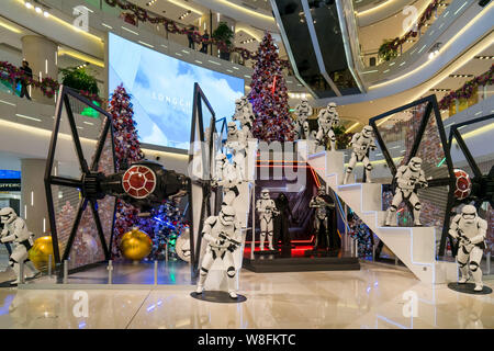 Modelli di truppe in Star Wars alla luce fino a Natale iapm Mall in Cina a Shanghai, 10 dicembre 2015. Chen Zanna non potevo aspettare per vedere il nuovo 'Star Foto Stock