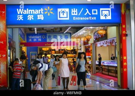 --FILE--i clienti cinesi di lasciare un supermercato Walmart a Yichang city, centrale cinese della provincia di Hubei, 28 settembre 2015. Wal-Mart Stores Inc imp Foto Stock