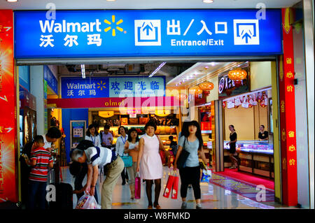 --FILE--i clienti cinesi di lasciare un supermercato Walmart a Yichang city, centrale cinese della provincia di Hubei, 28 settembre 2015. Wal-Mart Stores Inc annou Foto Stock