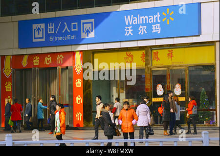 --FILE--pedoni camminare davanti a un supermercato della Walmart a Yichang city, centrale cinese della provincia di Hubei, 16 dicembre 2014. Wal-Mart Stores Inc. è come Foto Stock