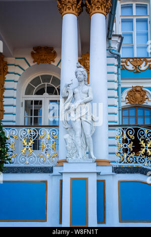 TStatue fuori l'ingresso al Palazzo di Caterina a Pushkin, San Pietroburgo, Russia il 22 Luglio 2019 Foto Stock