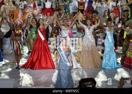 Miss Spagna, Mireia Lalaguna Royo, campione di Miss Mondo 2015 stand con altri concorrenti durante il sessantacinquesimo miss mondo finale nella città di Sanya, sud Chi Foto Stock