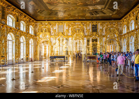 Magnifico salone all'interno di Palazzo di Caterina a Pushkin, San Pietroburgo, Russia il 22 Luglio 2019 Foto Stock