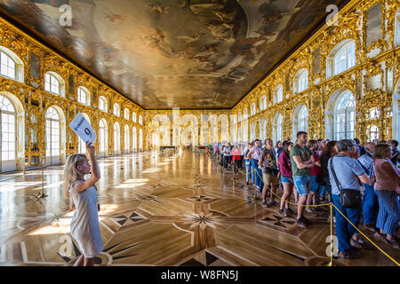 Magnifico salone all'interno di Palazzo di Caterina a Pushkin, San Pietroburgo, Russia il 22 Luglio 2019 Foto Stock