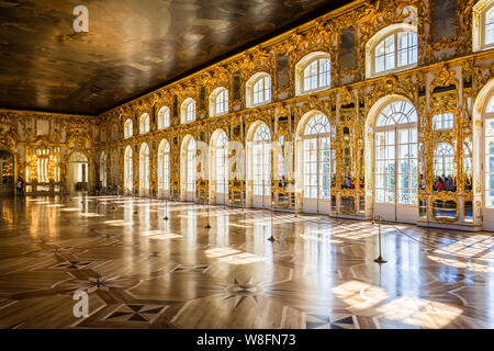 Magnifico salone all'interno di Palazzo di Caterina a Pushkin, San Pietroburgo, Russia il 22 Luglio 2019 Foto Stock