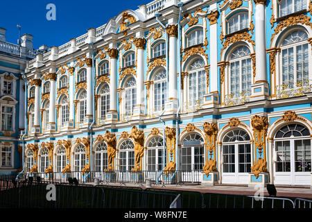 L'ornato oro, blu e bianco esterno del Palazzo di Caterina a Pushkin, San Pietroburgo, Russia il 22 Luglio 2019 Foto Stock