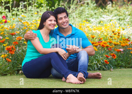 Giovane romancing in un parco Foto Stock