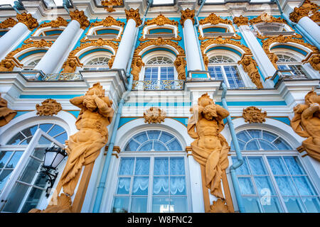 L'ornato oro, blu e bianco esterno del Palazzo di Caterina a Pushkin, San Pietroburgo, Russia il 22 Luglio 2019 Foto Stock
