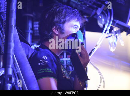Un tecnico del test svizzero di energia solare di piano Solar Impulse 2, HB-SIB, in corrispondenza di un hangar in Nanjing city east Chinas provincia dello Jiangsu, 22 aprile 2015. Foto Stock