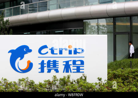 --FILE--Vista di un cartello di Ctrip presso la sede cinese di agenzia di viaggi online Ctrip in Cina a Shanghai, 14 maggio 2015. " Tutti a bordo! Successivo s Foto Stock