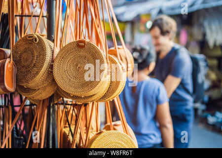 Tipico souvenir shop vende souvenir e artigianato di Bali presso il famoso mercato di Ubud, Indonesia. Mercato Balinese. Negozio di souvenir di legno e artigianato Foto Stock