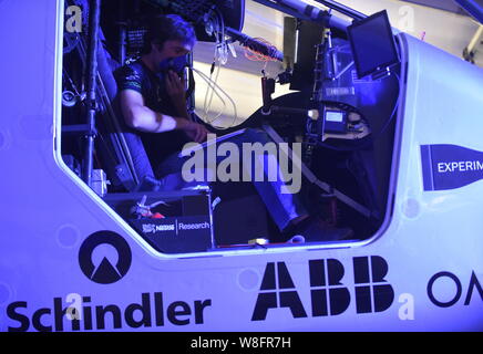 Un tecnico del test svizzero di energia solare di piano Solar Impulse 2, HB-SIB, in corrispondenza di un hangar in Nanjing city east Chinas provincia dello Jiangsu, 22 aprile 2015. Foto Stock