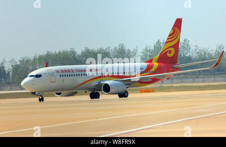 --FILE--un piano di Hainan Airlines decolla a Wuhan Tianhe International Airport nella città di Wuhan, porcellane centrale provincia di Hubei, 10 ottobre 2014. Foto Stock