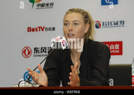 Maria Sharapova di Russia parla nel corso di una conferenza stampa durante il 2015 WTA Wuhan Open Tennis Tournament nella città di Wuhan, Cina centrale della provincia di Hubei, Foto Stock