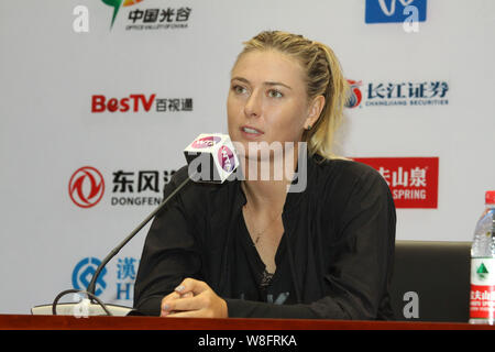 Maria Sharapova di Russia parla nel corso di una conferenza stampa durante il 2015 WTA Wuhan Open Tennis Tournament nella città di Wuhan, Cina centrale della provincia di Hubei, Foto Stock