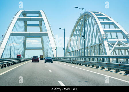 Vista del nuovo ponte di Crimea dalla macchina Foto Stock