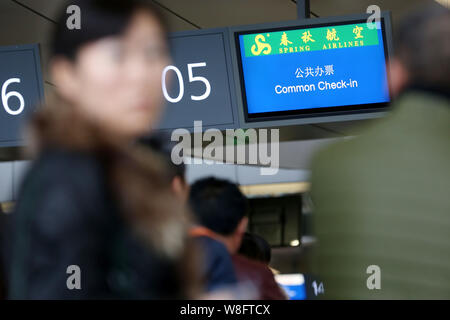 --FILE--i passeggeri in coda fino al check-in in un contatore di compagnie aeree a molla in corrispondenza del terminale 2 della Shanghai Pudong International Airport di Shanghai, Ch Foto Stock