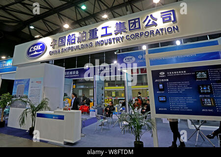 --FILE--i visitatori a piedi passato allo stand del CSIC (Cina industria cantieristica Corporation) durante il 7° Fiera Internazionale per la costruzione Machin Foto Stock