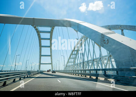 Vista del nuovo ponte di Crimea dalla macchina Foto Stock