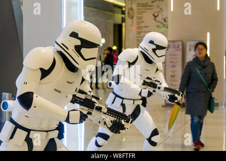 Una shopper passa dai modelli di truppe in Star Wars su display a iapm Mall in Cina a Shanghai, 10 dicembre 2015. Chen Zanna non potevo aspettare per vedere i n Foto Stock