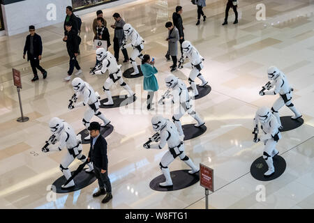 I visitatori guardano a modelli di truppe in Star Wars su display a iapm Mall in Cina a Shanghai, 24 novembre 2015. Chen Zanna non potevo aspettare per vedere il nuovo Foto Stock