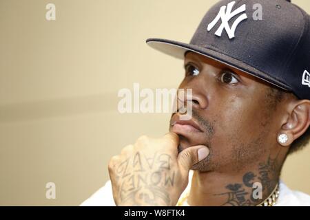 Pensione stella NBA Allen Iverson partecipa a una conferenza stampa per il suo tour in Cina nella città di Hefei, Cina orientale della provincia di Anhui, 28 maggio 2015. Foto Stock