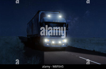 Voli di lungo raggio per una notte di autotrasporti logistica in un paese scuro highway Road in South African Farmland regione Foto Stock