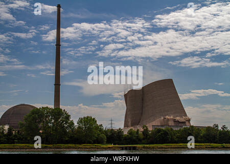 Muelheim-Kaerlich, Renania Palatinato, Germania - Agosto 9, 2019: abbattere della torre di raffreddamento del chiuso un impianto ad energia nucleare Foto Stock