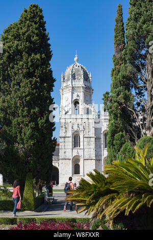 Lisbona, Portogallo. La facciata esterna del Mosteiro dos Jeronimos, o il monastero di Hieronymites. Il monastero è considerato un trionfo di Ma Foto Stock