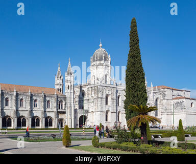 Lisbona, Portogallo. La facciata del Mosteiro dos Jeronimos, o il Monastero degli Hieronimiti. Il monastero è considerato un trionfo di ma Foto Stock