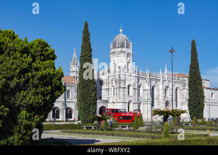 Lisbona, Portogallo. La facciata del Mosteiro dos Jeronimos, o il Monastero degli Hieronimiti. Il monastero è considerato un trionfo di ma Foto Stock