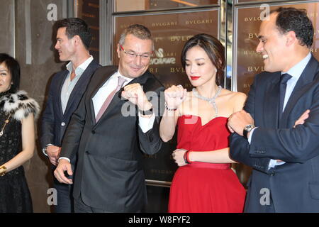 Attrice Taiwanese Shu Qi, seconda a destra, pone con Bulgari CEO Jean-Christophe Babin, centro, alla cerimonia di apertura per Bulgari il flagship store a Foto Stock