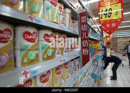 --FILE--barattoli di Dumex baby formula di Danone sono in vendita in un supermercato in città di Nantong, est cinese della provincia di Jiangsu, 2 novembre 2013. Magazzino Foto Stock