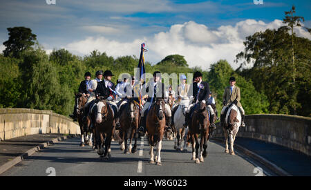 Coldstream, Scottish Borders, Scozia, Regno Unito, 8 agosto 2019. Il 2019 Coldstreamer Jono Wallis conduce la cavalcata attraverso la frontiera scozzese su Coldstream Bridge da Flodden dopo l annuale rideout (al sito del 1513 battaglia in cui James IV è stato battuto da l'inglese), durante Coldstream Civic settimana. Il comune di confine circoscrizioni che inizia con Berwick e continuare per tutta l'estate con altre città di frontiera tenendo il loro (Hawick, Selkirk, Jedburgh Kelso, Duns e Lauder) con Coldstream essendo l'ultimo. Foto Stock