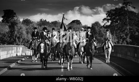 Coldstream, Scottish Borders, Scozia, Regno Unito, 8 agosto 2019. Il 2019 Coldstreamer Jono Wallis conduce la cavalcata attraverso la frontiera scozzese su Coldstream Bridge da Flodden dopo l annuale rideout (al sito del 1513 battaglia in cui James IV è stato battuto da l'inglese), durante Coldstream Civic settimana. Il comune di confine circoscrizioni che inizia con Berwick e continuare per tutta l'estate con altre città di frontiera tenendo il loro (Hawick, Selkirk, Jedburgh Kelso, Duns e Lauder) con Coldstream essendo l'ultimo. Foto Stock