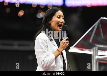 Kansas City, Missouri, Stati Uniti d'America. 8 Ago, 2019. USA Gymnastics Presidente LI LI LEUNG parla alla folla durante la prima giornata di gara svoltasi presso il Centro Sprint, Kansas City, Missouri. Credito: Amy Sanderson/ZUMA filo/Alamy Live News Foto Stock