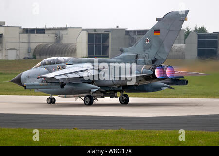 JAGEL, Germania - giu 12, 2019: TLG-51 German Air Force Panavia Tornado fighter bomber jet aereo decollare con afterburner dalla homebase. Foto Stock
