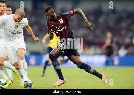 Pepe del Real Madrid, sinistra, sfide M'Baye Niang del Milan durante il match di Shanghai International Champions Cup 2015 allo Shanghai Stadi Foto Stock