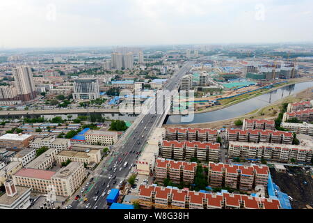 --FILE--Cityscape di Distretto di Tongzhou di Pechino, Cina, 12 maggio 2015. I piani di Pechino per spostare il suo governo municipale di distanza dal centro della città in un Foto Stock