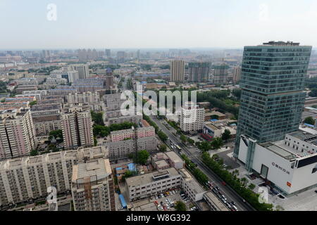 --FILE--Cityscape di Distretto di Tongzhou di Pechino, Cina, 12 maggio 2015. I piani di Pechino per spostare il suo governo municipale di distanza dal centro della città in un Foto Stock