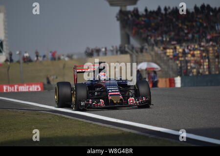 Dutch F1 driver Max Verstappen della Toro Rosso compete durante la sessione di qualifiche per il 2015 Formula 1 Gran Premio di Cina a Shanghai la Ospiti int Foto Stock