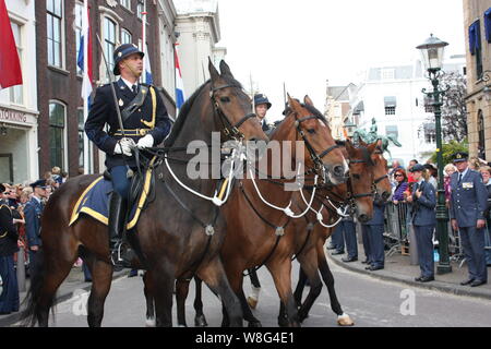Il Royal Military truppa scortato il trasporto d'oro avviato dal Palazzo Noordeinde al Ridderzaal in Den Haag durante il Prinsjesdag in Olanda Foto Stock