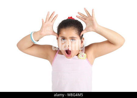 Ragazza facendo una faccia sorridente e Foto Stock