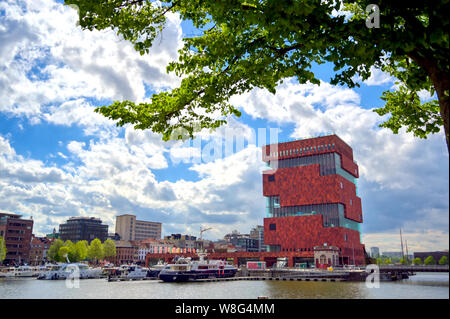 Anversa, Belgio - 26 Aprile 2019: Museum aan de Stroom (MAS) lungo il fiume Schelda e il porto di Anversa ad Anversa, in Belgio. Foto Stock