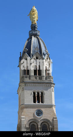 Dettaglio della statua dorata della Madonna sul campanile della Basilica di Notre Dame de la Fourviere a Lione Francia Foto Stock