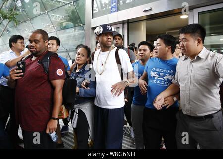 Pensione stella NBA Allen Iverson esce dal terminale dopo lo sbarco a Hefei Xinqiao Aeroporto Internazionale della città di Hefei, Cina orientale della provincia di Anhui, 28 Foto Stock